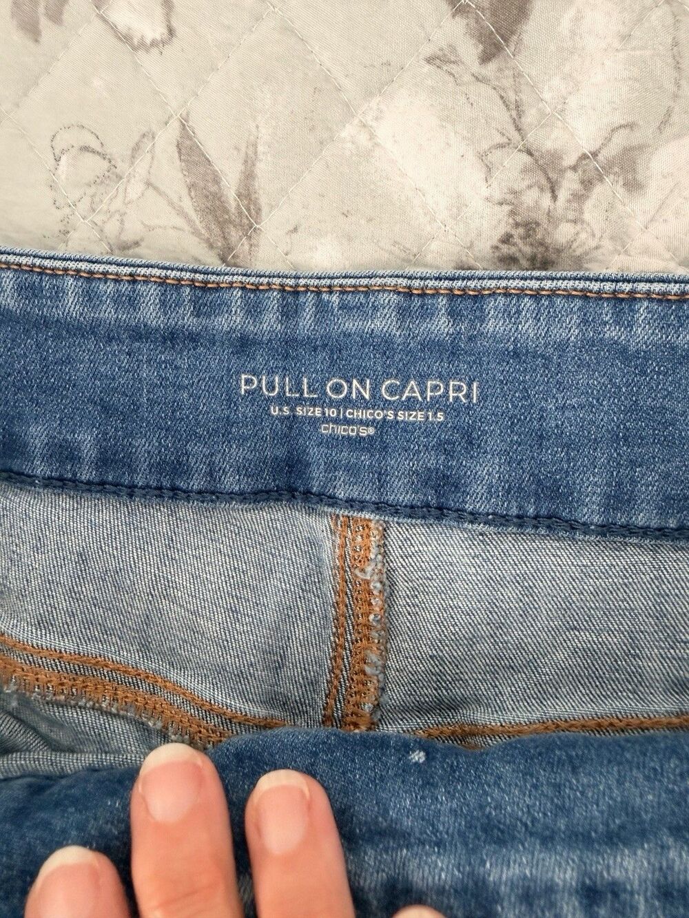 Chico’s Pull On Capri Jeans Womens 1.5 US 10 Frayed Tiered Hem Stretch Denim - Picture 5 of 7